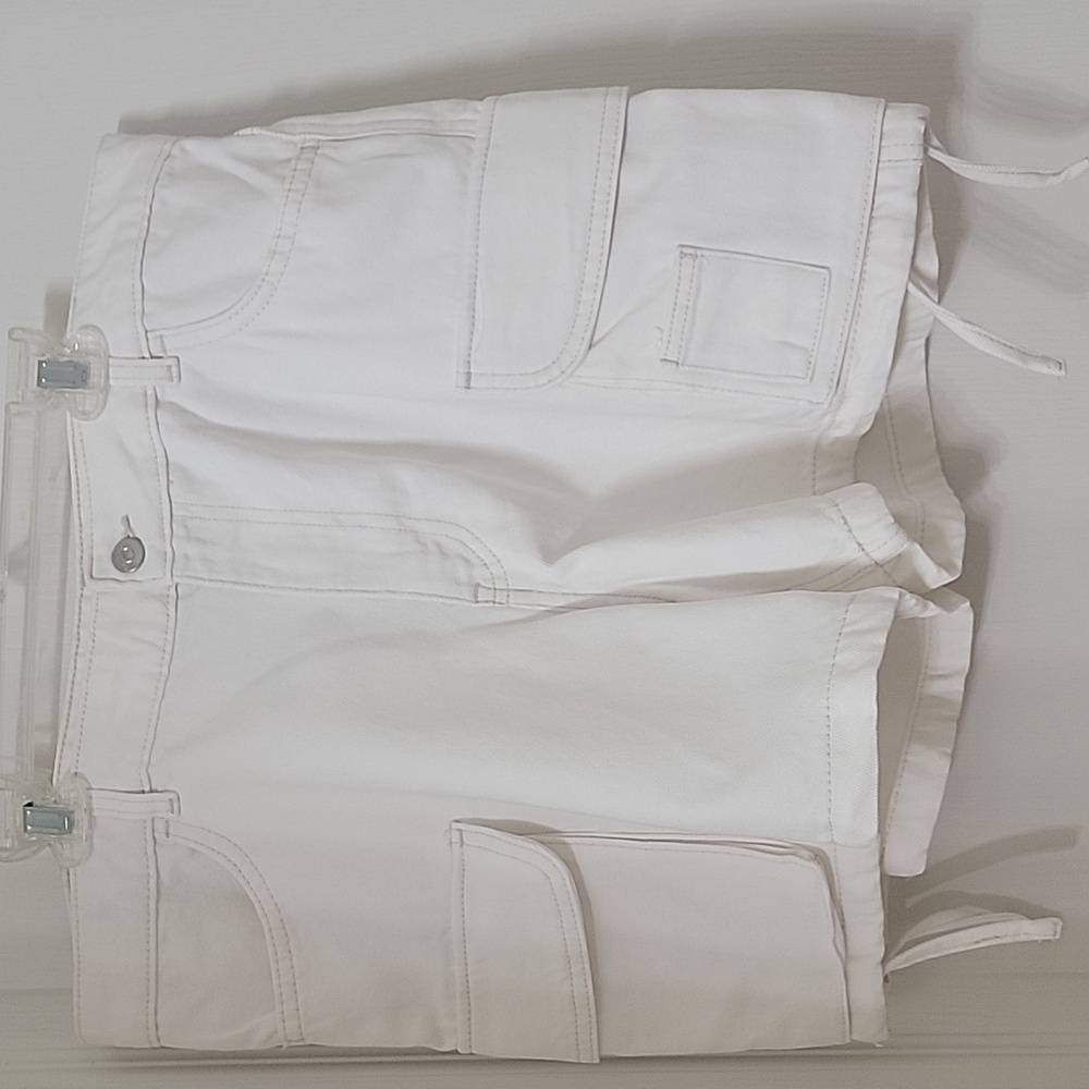 H&M Divided Size 10 Cream Colored Canvas Cargo Shorts, NEW with Tag